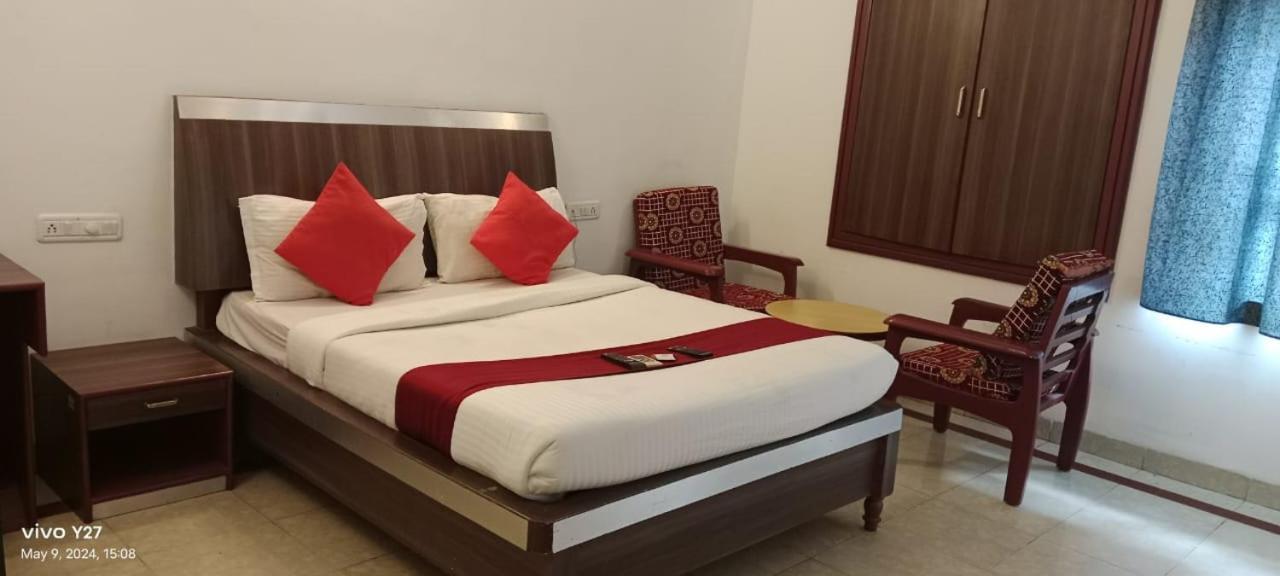 Mount Heera Hotel Madras Buitenkant foto