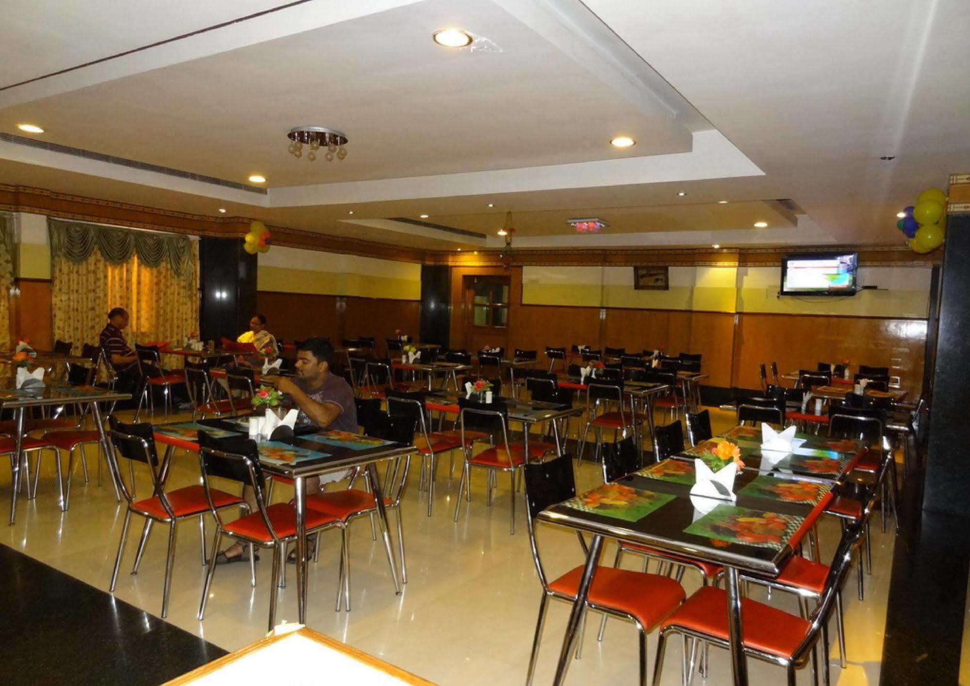 Mount Heera Hotel Madras Buitenkant foto