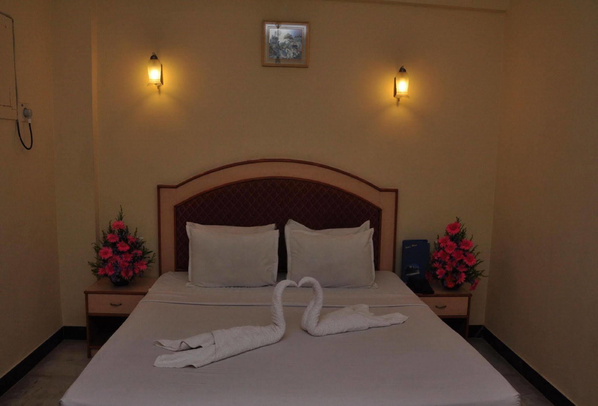 Mount Heera Hotel Madras Buitenkant foto